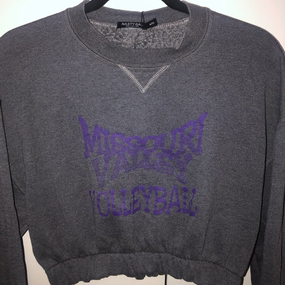 Nasty Gal Vintage Cropped Crew Neck Missouri Valley Volleyball Sweatshirt